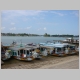 1. vele boten liggen klaar aan de Perfume river om toeristen te vervoeren.JPG